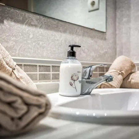 Relax In Our Luxury - Terrace, Pool & Parking Appartement *